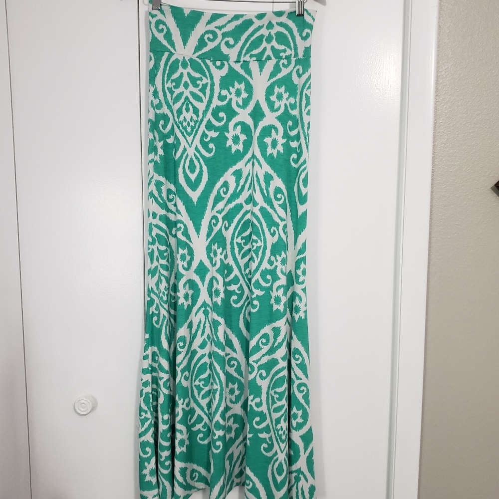 Hershe green and white boho maxi skirt size M